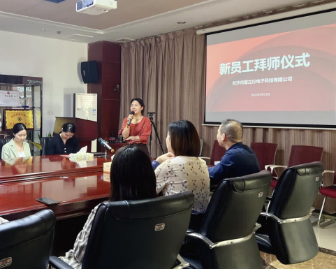 2022年新員工拜師儀式暨對(duì)賭協(xié)議簽署儀式順利舉行<div   id=